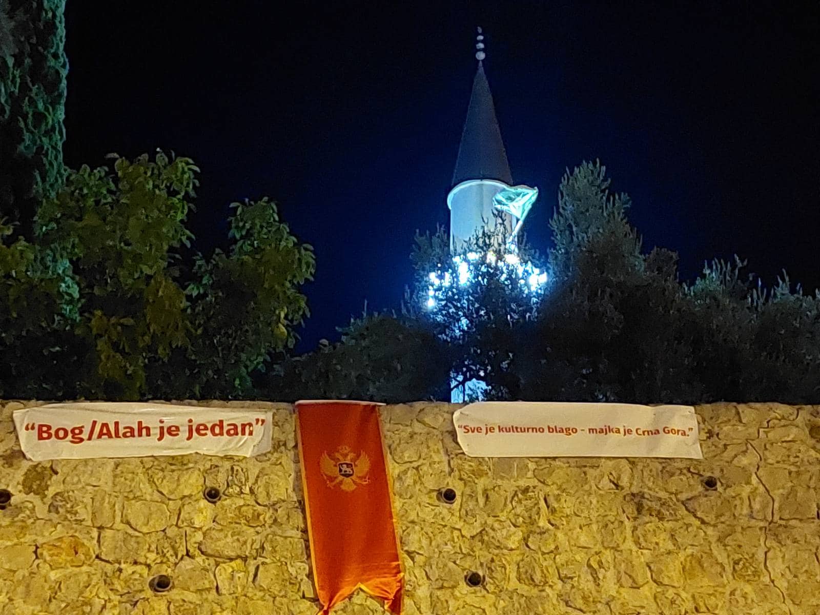 Crnogorska zastava i na Omerbašića džamiji