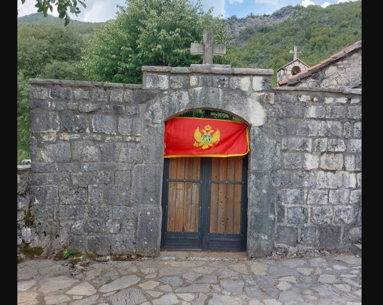 Državna zastava na manastiru Ćelija Dobrska i crkvi Sv. Petke