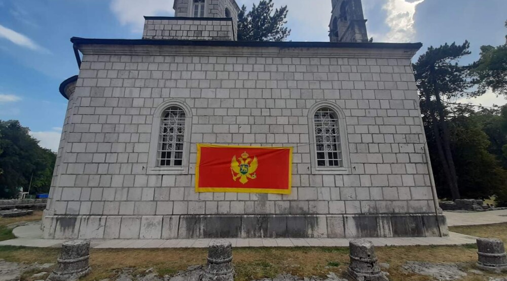 Građani nastavljaju: Crnogorska zastava na Dvorskoj crkvi na Ćipuru, u Kočanima, Bjelošima, Slanom jezeru, Ljubotinju…