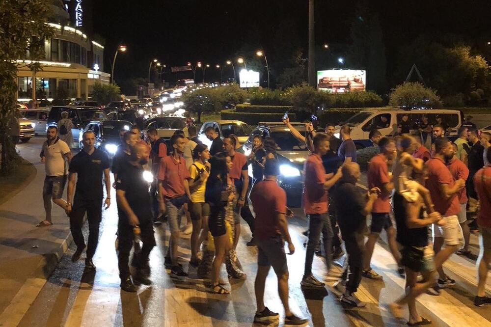 Blokiran ulaz u Budvu: Štrajkuju jer su inspekcija i policija zatvorili lokale zbog buke