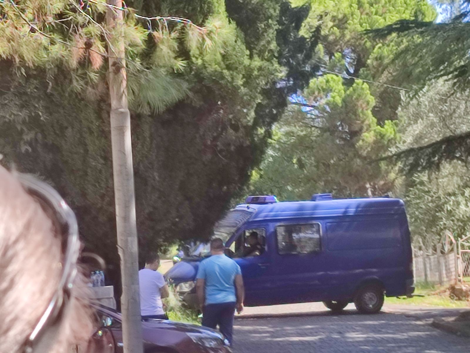 FOTO I VIDEO: Građani ispred Vile “Gorica”, policija”maricom” spriječila slikanje