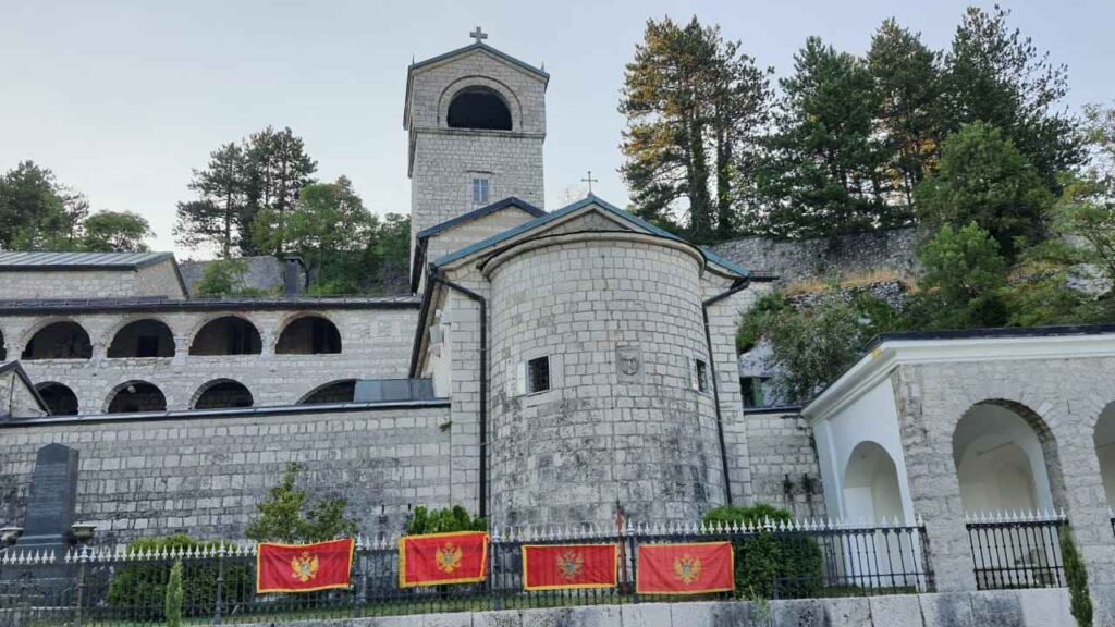 Cetinjani poručili: Za svaku skinutu zastavu, vratićemo dvije