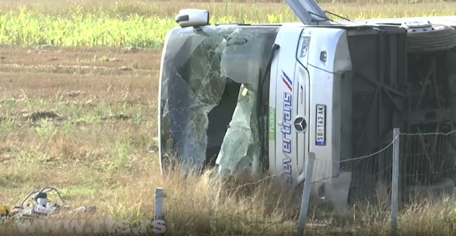 Srbija: Prevrnuo se autobus na auto-putu, jedna osoba poginula