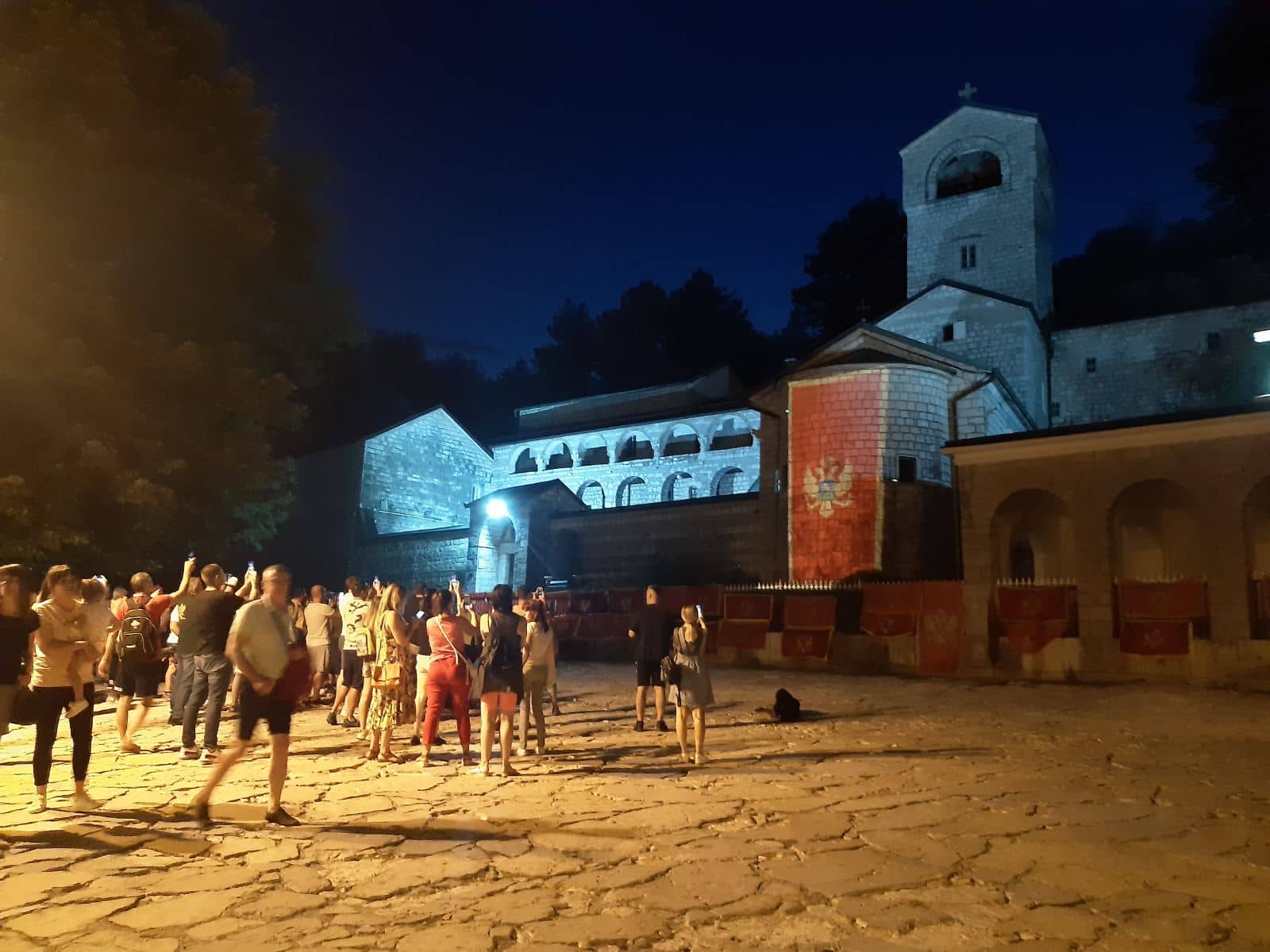 Upriličena projekcija: Državna zastava i na zidovima Cetinjskog manastira