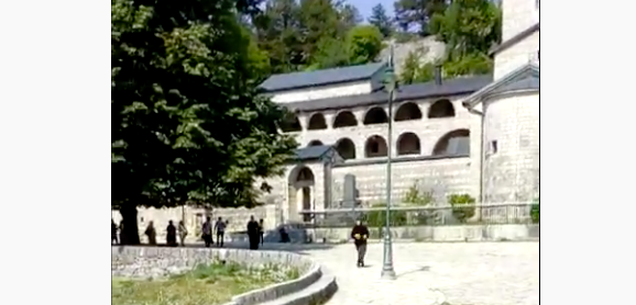 Policija provjerava boravišni status monahinje koja je bacila crnogorsku zastavu ispred Cetinjskog manastira