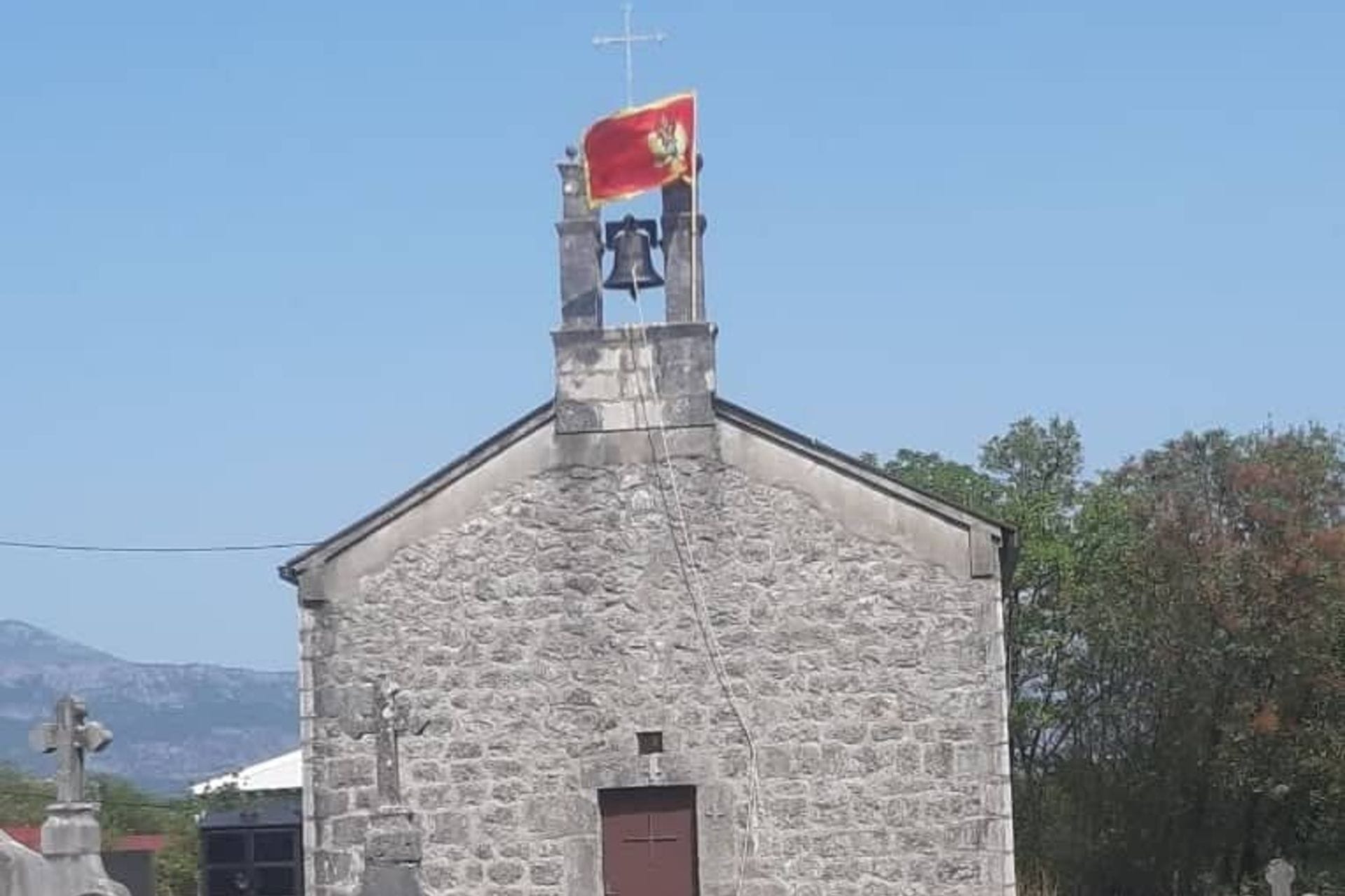 Crnogorska zastava i na crkvi u Bandićima