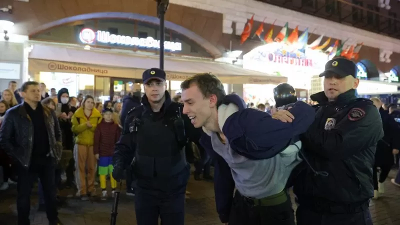 Rusija: Nekim demonstrantima odmah uručeni pozivi za vojni odsjek