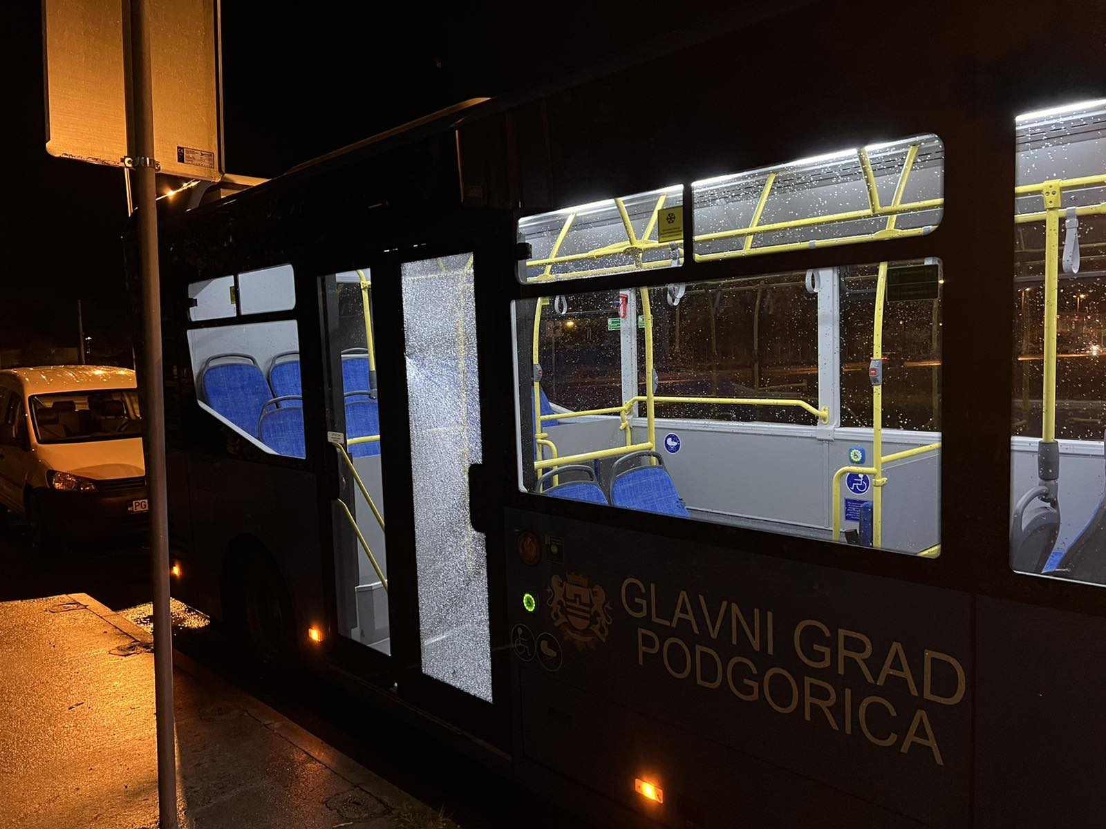 Vandalizam u Podgorici: Polomljeno staklo na novom gradskom autobusu