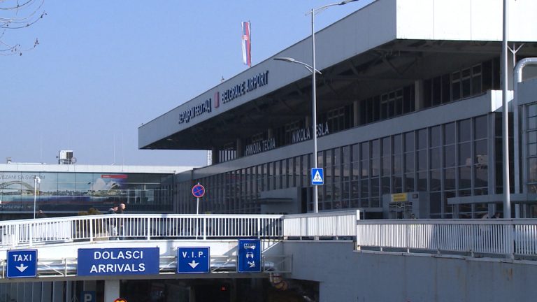 Normalizovan saobraćaj na beogradskom aerodromu nakon što je grom pogodio pistu