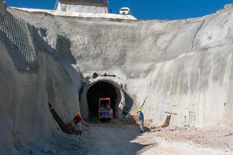 Obrušio se tunel kod Nevesinja: Poginuo radnik iz Živinica, u toku akcija izvlačenja