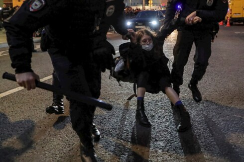 Uhapšenim demonstrantima i novinarima u Rusiji odmah uručeni pozivi za vojsku
