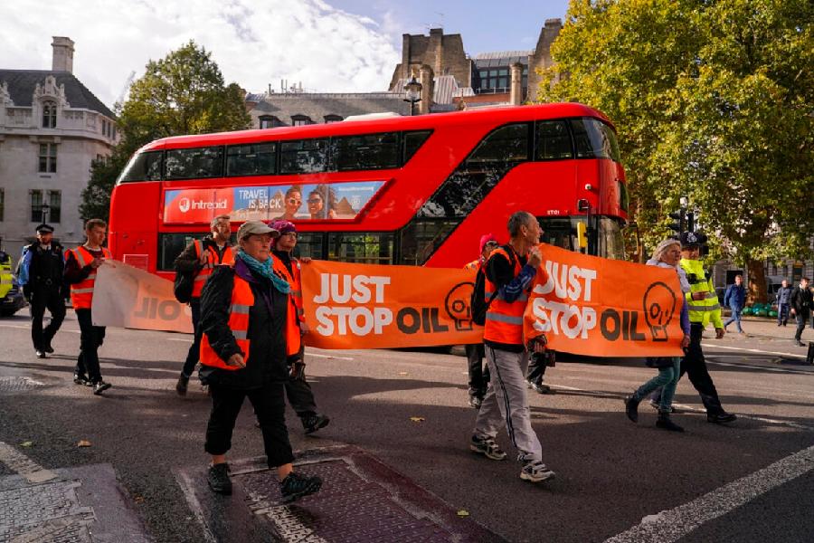 Zeleni aktivisti zaustavili saobraćaj u Londonu