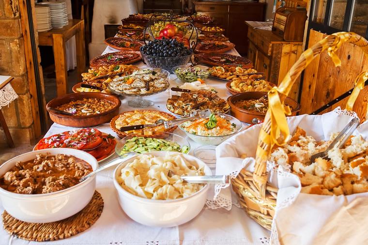BOGATA TRPEZA ZA MRSNU SLAVU: Njukusnija predjela, glavna jela i poslastice prema tradicionalnoj recepturi