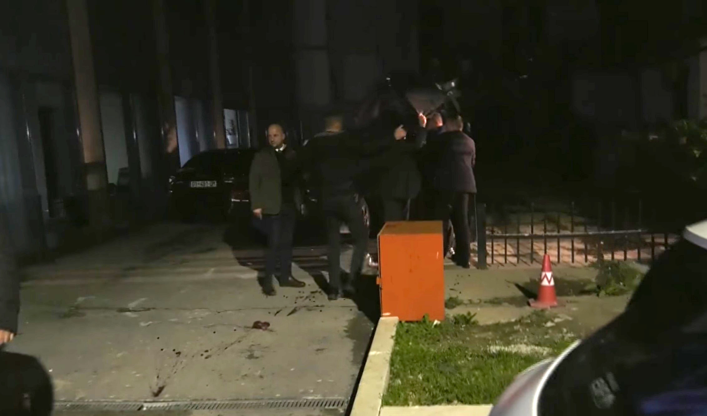 Priština: Aljbina Kurtija gađali trešnjama (VIDEO)