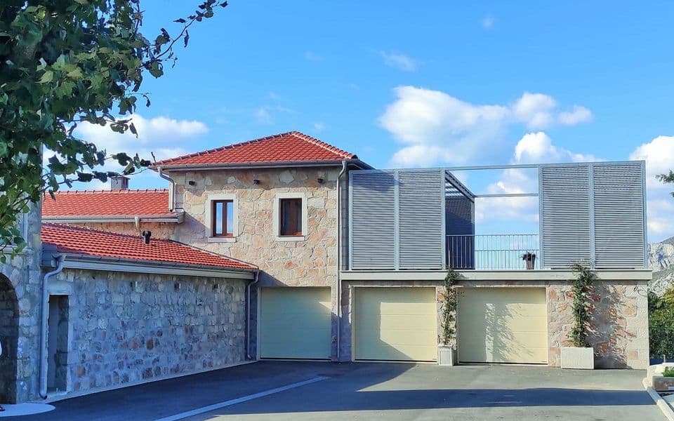 RADOVI BEZ DOZVOLE NA ĆELIJI PIPERSKOJ: Srušili ogradu, dogradili konak, sazidali garaže i oslikali freske