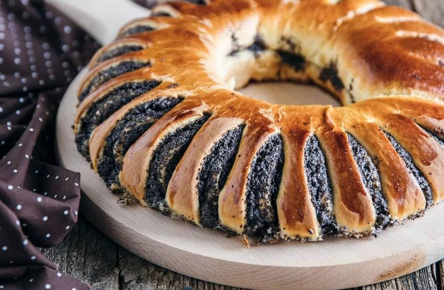 Kraljica zimskih kolača: Recept za mekanu makovnjaču koja dolazi u drugačijem obliku