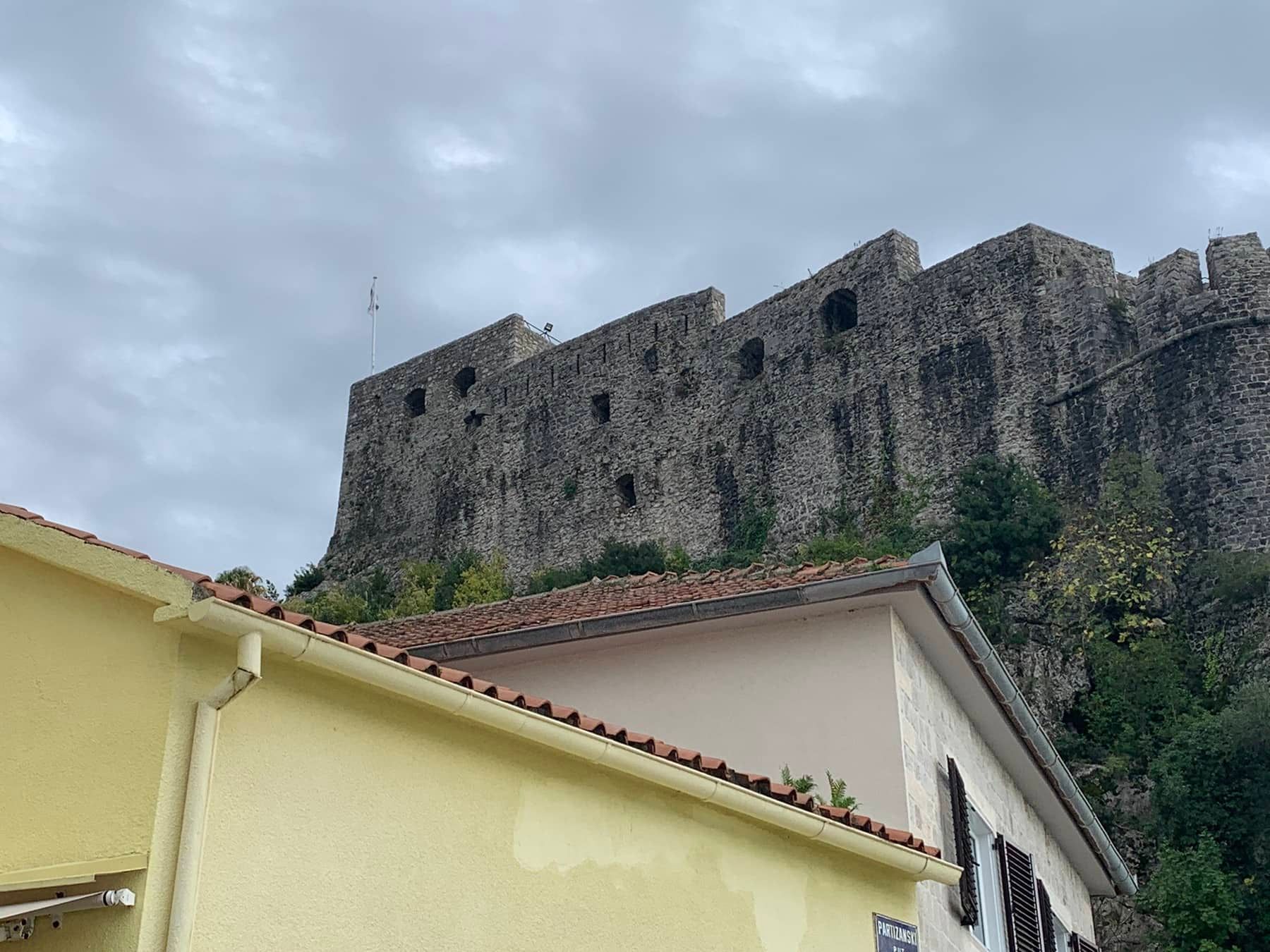 Vjetar ili politika – ko je oduvao crnogorsku zastavu sa tvrđave u Herceg Novom?