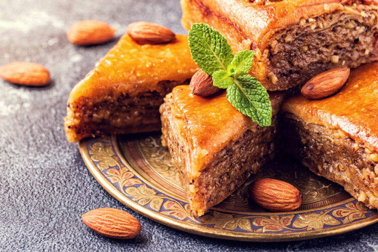 Baklava sa bademima i suvim grožđem