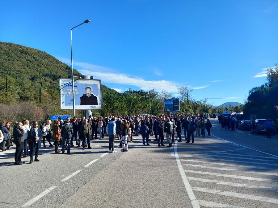 Blokiran granični prelaz Debeli brijeg