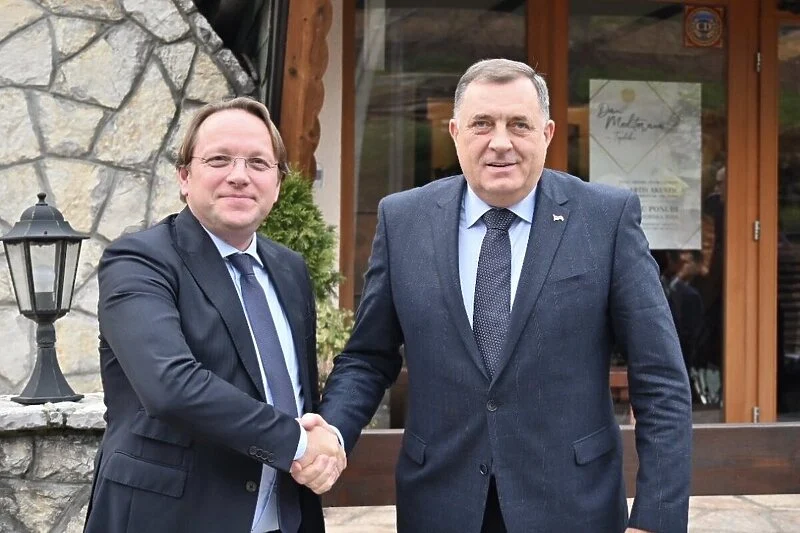 Kako je Dodik “završio” Varheljija: Za usvajanje dvije strategije dobit će projekte od 600 miliona eura