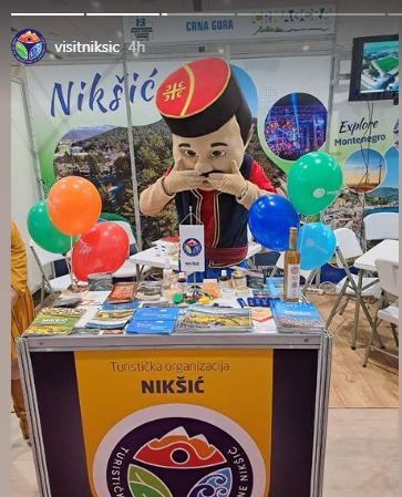 Nikšić na Sajmu turizma u Kragujevcu sa maskotom Crnogorca sa četiri ocila