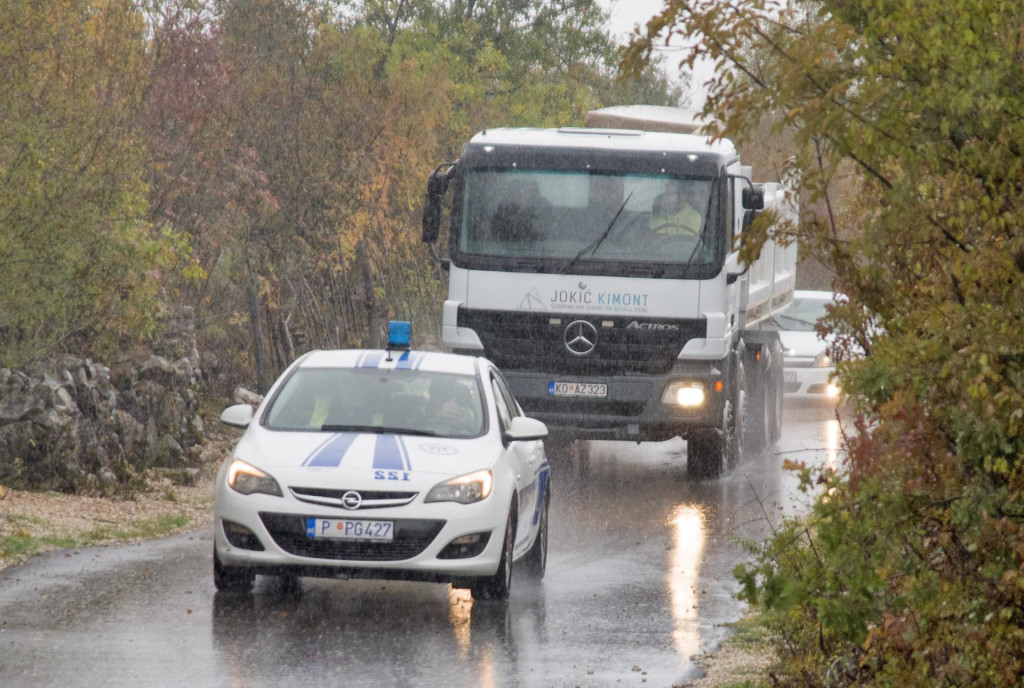 Mještani Komana blokirali put firmi koja prevozi kamen iz kamenoloma: Puca asfalt od tereta kamena