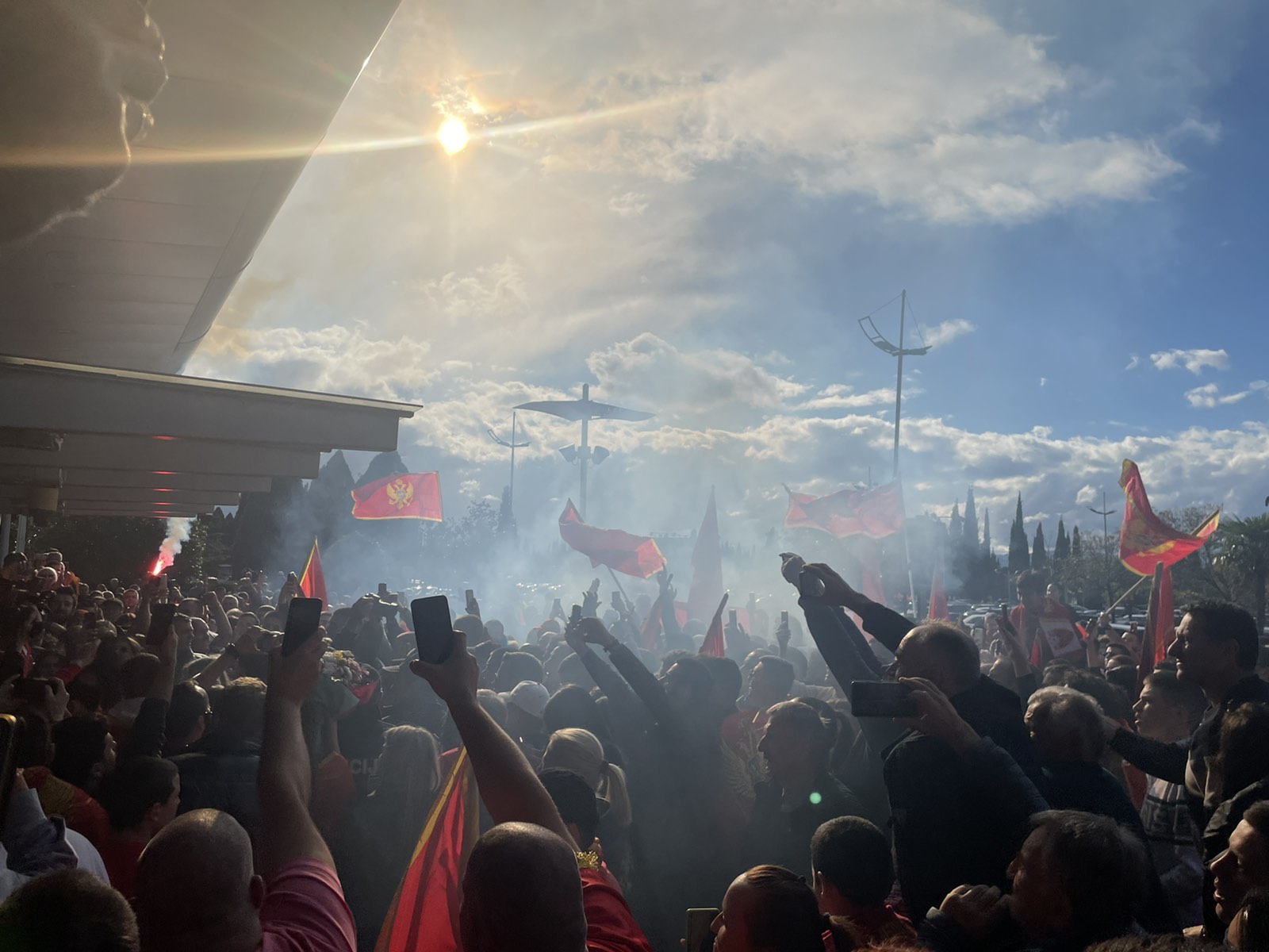 (FOTO/VIDEO) Navijači u spektakularnoj atmosferi dočekali &#8220;lavice&#8221;