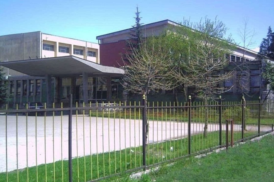 Treći dan bez lož ulja: Nikšićki srednjoškolci u jaknama prate nastavu