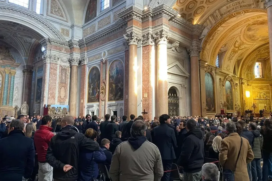 Počela sahrana Siniše Mihajlovića: Na oproštaju hiljade ljudi, među njima i čitavi timovi Lacija i Bolonje