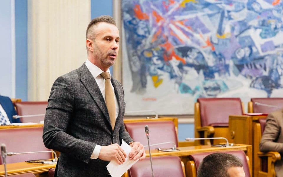 Bogdanović targetirao novinare Televizije E, M portala i Portala Analitika &#8211; tvrdi da kriminalni klanovi plaćaju po tekstu i do 8.000 eura