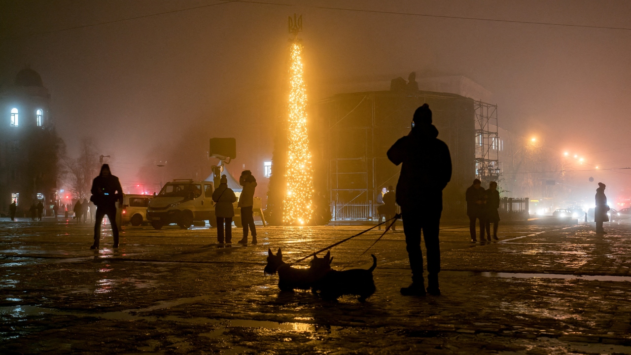 Ljudi u skloništu u Kijevu pjevaju božićne pjesme za vrijeme vazdušne uzbune