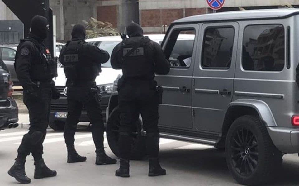 Budva: Uhapšene dvije osobe, oduzeti kokain, opijati, municija, gasni pištolj&#8230;
