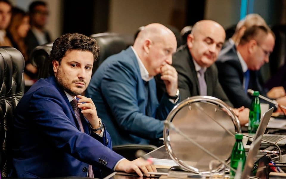 Vlada i direktori iz DF-a i Demokrata omogućili partijsko zapošljavanje više od 10 hiljada građana!
