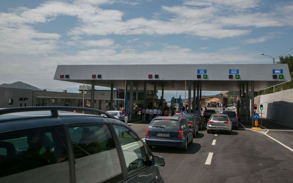 Ko u Crnoj Gori zatvara oči na kršenje sankcija?
