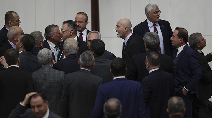 Tuča u parlamentu Turske, poslanik opozicije u bolnici zbog udarca u glavu (VIDEO)