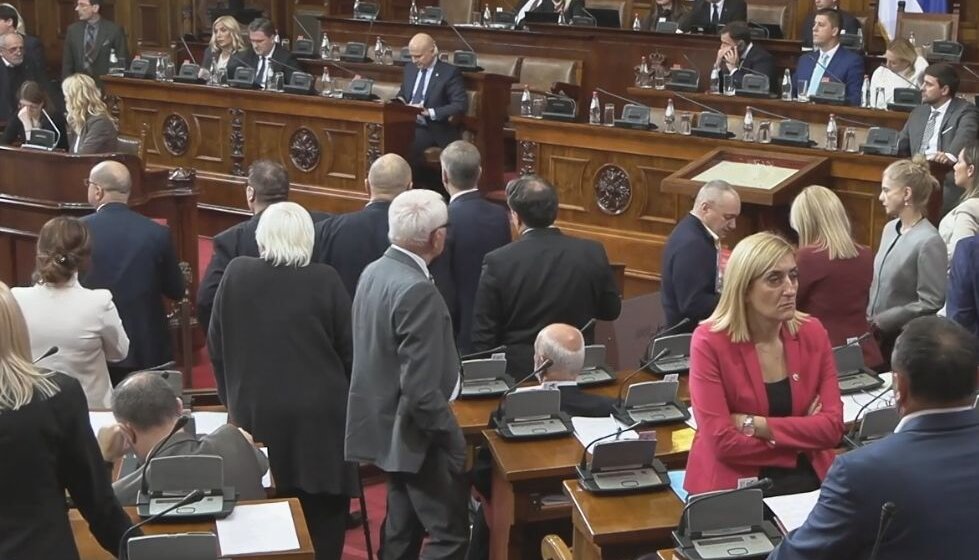 Skupština Srbije- „Trči, Orliću, trči“: Lazović imitirao u skupštini, opozicija mahala propisima