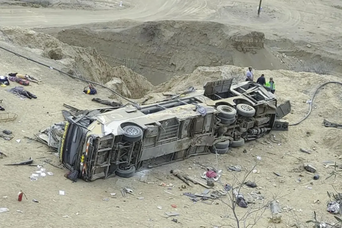 Najmanje 25 mrtvih: Autobus se survao u provaliju u Peruu