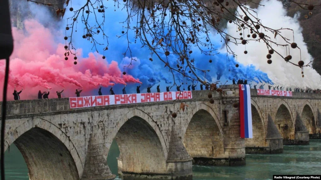 U Višegradu, u kom su počinjeni masovni zločini, bakljada navijača Crvene Zvezde