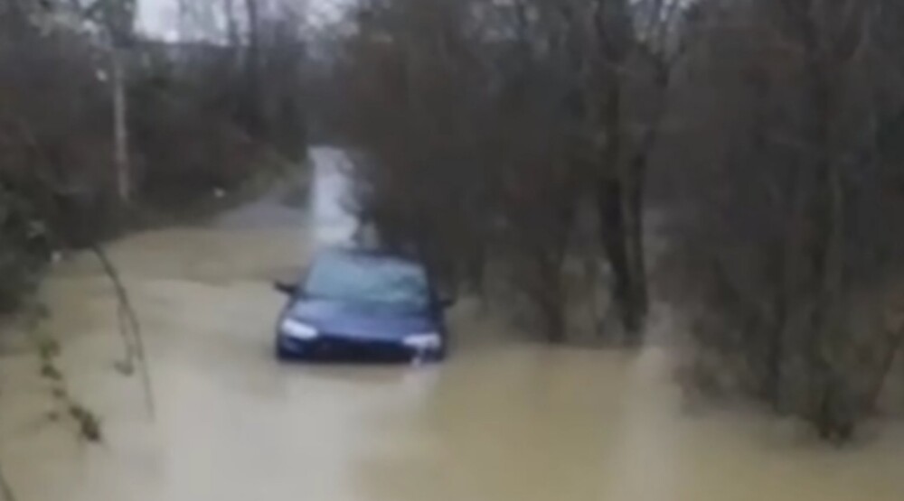Izbjegnuta nesreća u Pričelju, vozilo počelo da tone, putnici isplivali nepovrijeđeni
