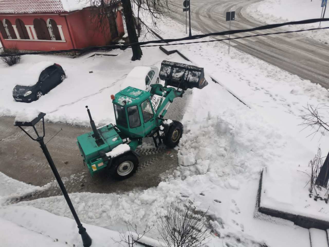 Cetinje: Nadležne službe danima čiste snijeg, glavne gradske saobraćajnice i ulice u naseljima prohodne