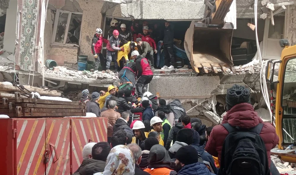 Podgorica: U toku prikupljanje pomoći u obući i odjeći za građane pogođene zemljotresom