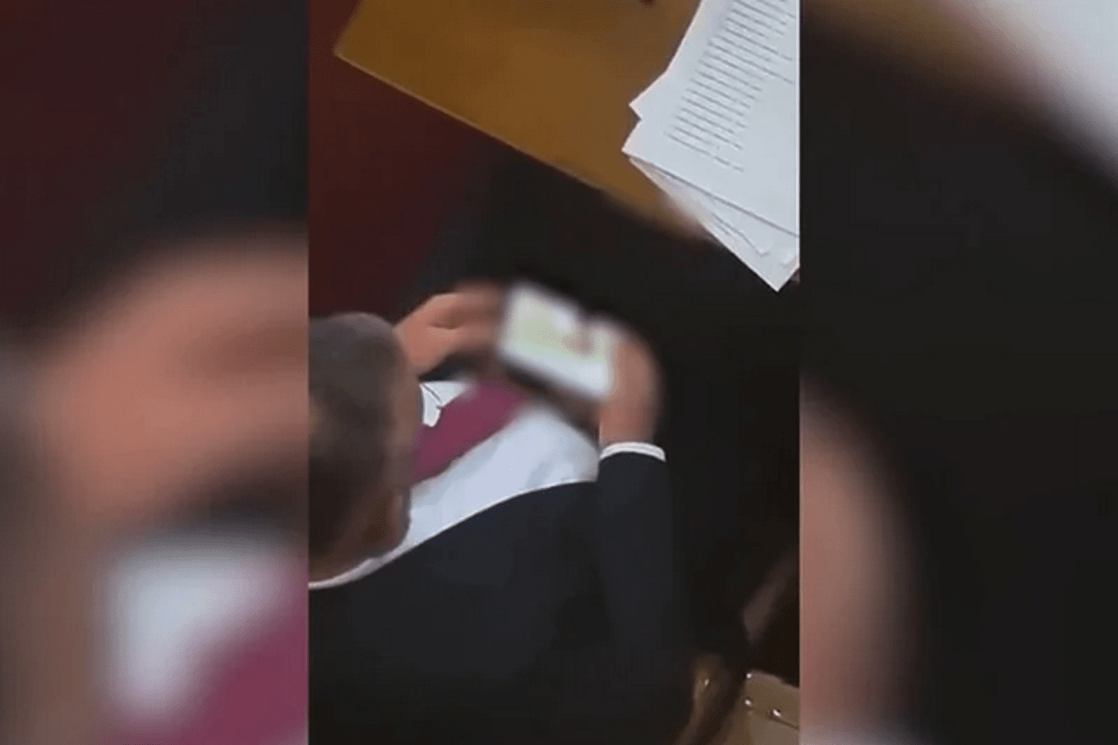 Poslanik u Skupštini Srbije gledao porno film dok je Vučić govorio o Kosovu