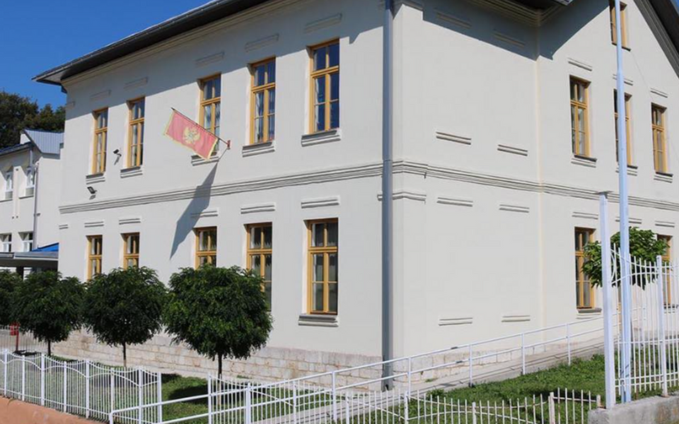 Profesor istorije predavao i predmete šišanja i održavanja frizure