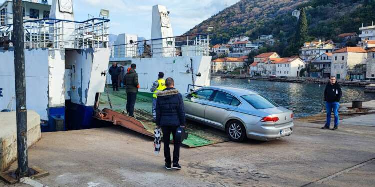 Nakon dva sata kašnjenja: Trajekt YU Briv-a krenuo sa prevozom putnika, kapacitet plovila mali, građani negoduju