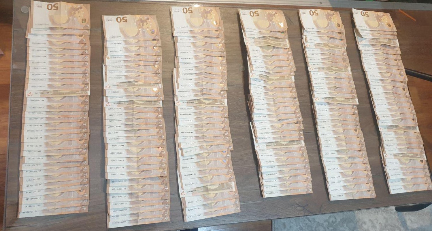 Zbog ulične prodaje droge uhapšen službenik Uprave policije i još četiri osobe: Oduzet heroin, preko 23.000 eura, četiri vozila, municija…