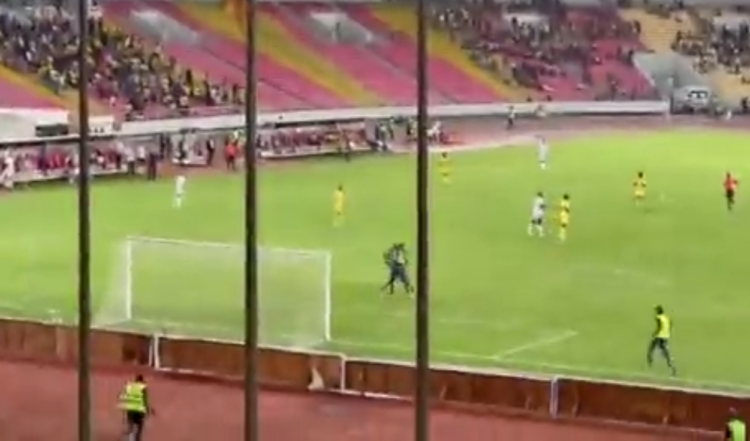 Nestvarne scene: Golman utrčao na teren i potukao se sa golmanom (VIDEO)