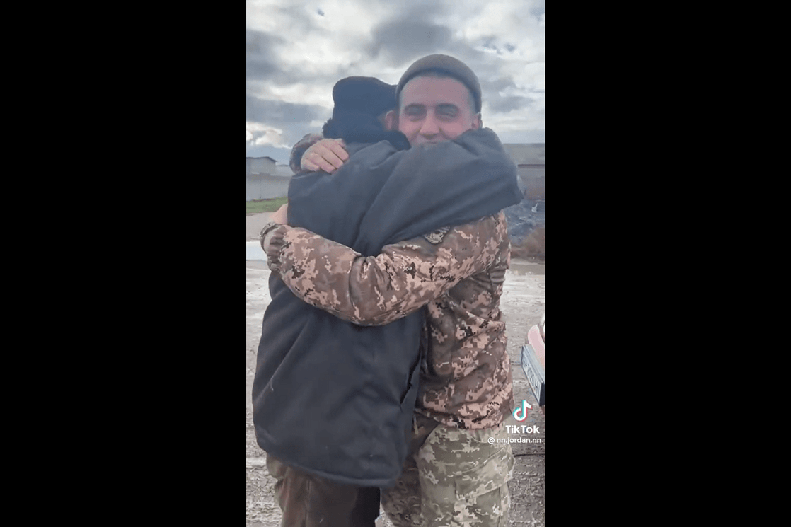 (VIDEO) “Za ovo se borimo”: Susret ukrajinskog vojnika i njegovog oca