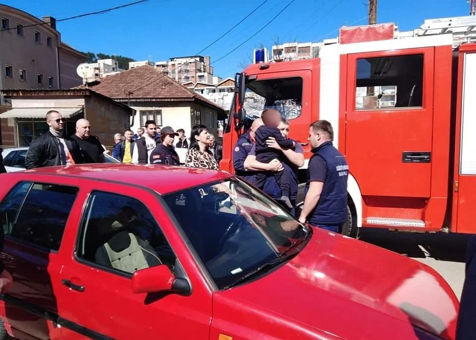 Bijelo Polje: Dijete ostavljeno u automobilu, vatrogasci razbijali staklo da ga izvuku