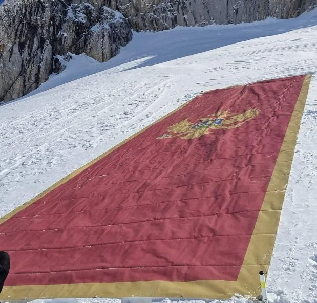 Na “krovu Crne Gore” postavljena državna zastava velikih dimenzija
