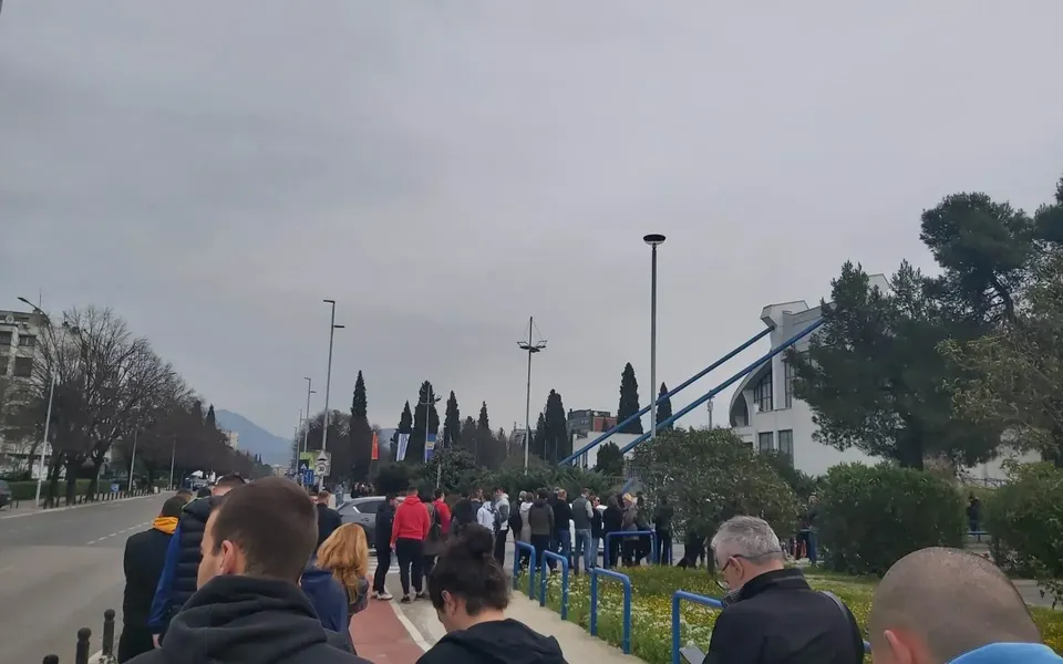 Ispred &#8220;Morače&#8221; redovi za karte za utakmicu sa Srbijom